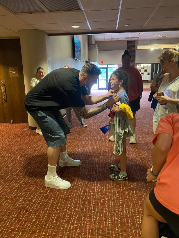 KOK体育官网-暖心！哈滕惊喜现身俄城儿童剧院夏令营，观看孩子们表演