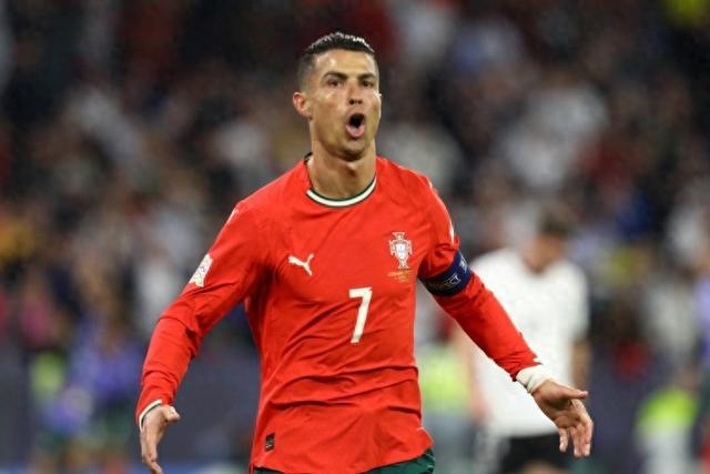 KOK体育-争做最长的河！C罗为葡萄牙国家队出战23个赛季里每个赛季均破门