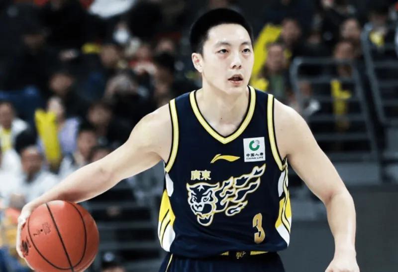 KOK体育平台-广东首节险胜同曦！胡明轩回暖，三外全部打铁，同曦命中率也糟糕