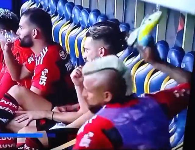 KOK体育-世俱杯前最后一战枯坐替补板凳 比达尔怒摔球鞋！